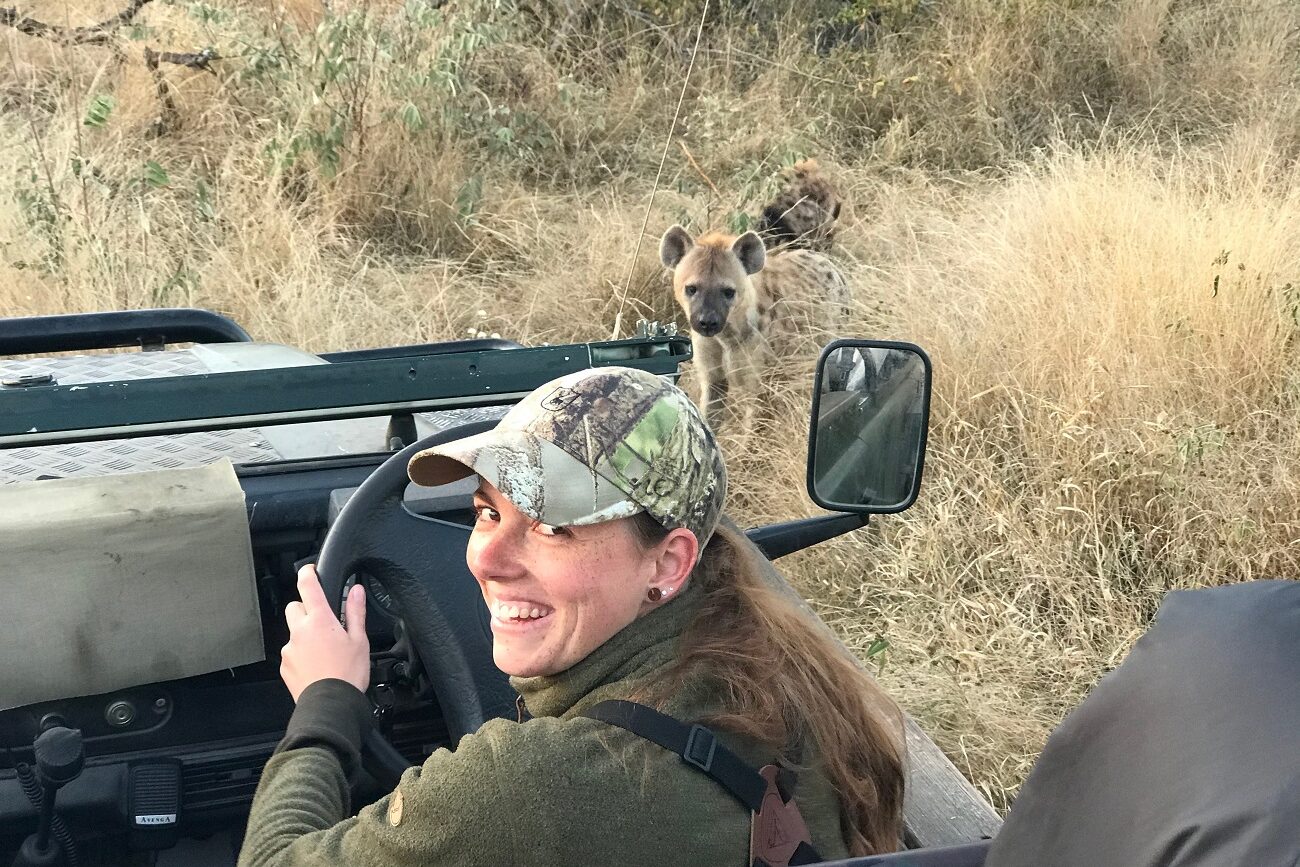 Lea im Safari-Fahrzeug Artenschutz