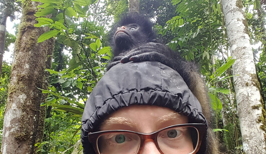 Kim Lange mit Affe auf dem Kopf