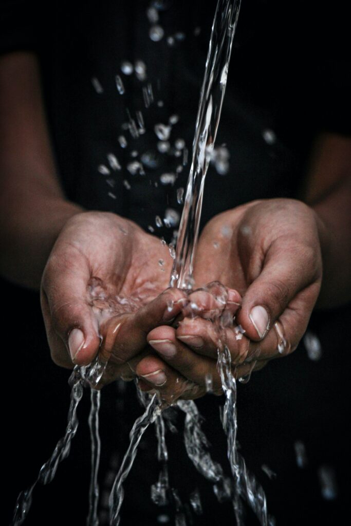 Wasser rinnt durch Hände